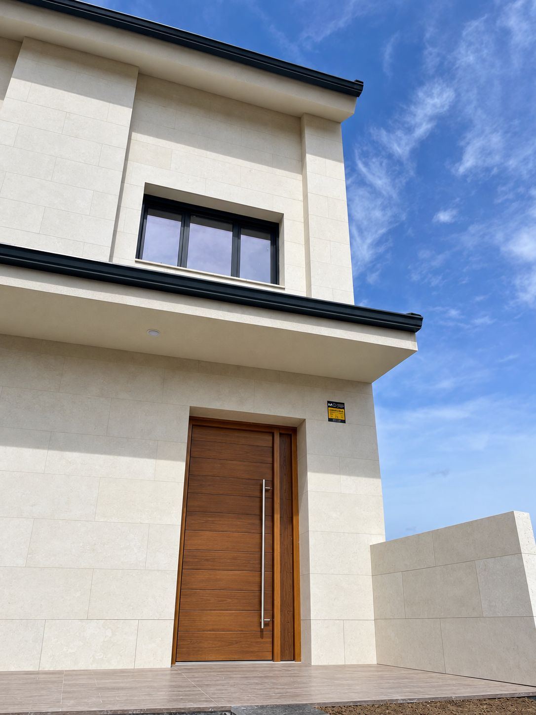 Puerta de entrada de madera
