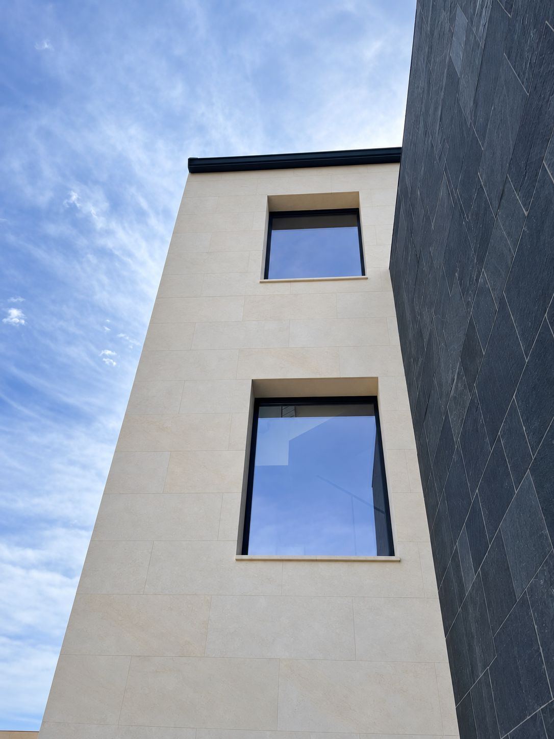 Volumen de piedra clara de la casa en Fuenlabrada