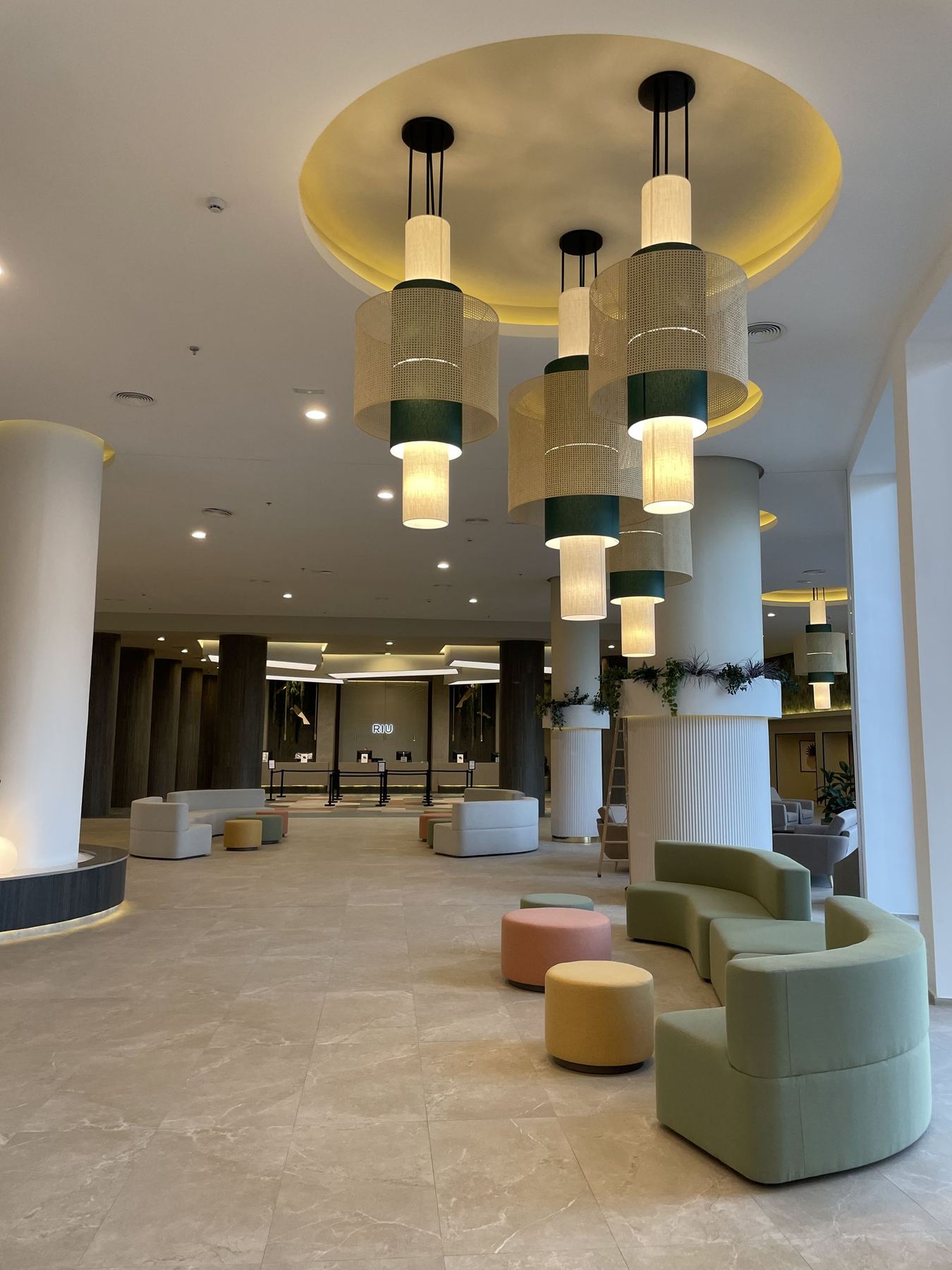 Lobby de hotel con lámparas colgantes y sofás